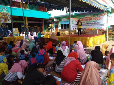 Lomba Mewarnai Ibu dan Anak TK ABA 31 Surabaya