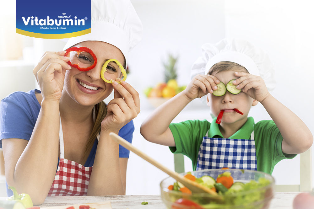 Memasak Bersama Koki Kecil. Membiasakan Si Kecil ‘Senang Membantu’ Dengan Mengajaknya Memasak.